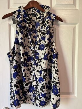 GAP Blue Black White Floral Sleeveless Top with ruffle collar detail. XXL